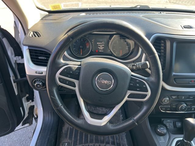 Used 2018 Jeep Cherokee Latitude Plus w/ Cold Weather Group AWD/4WD image 16