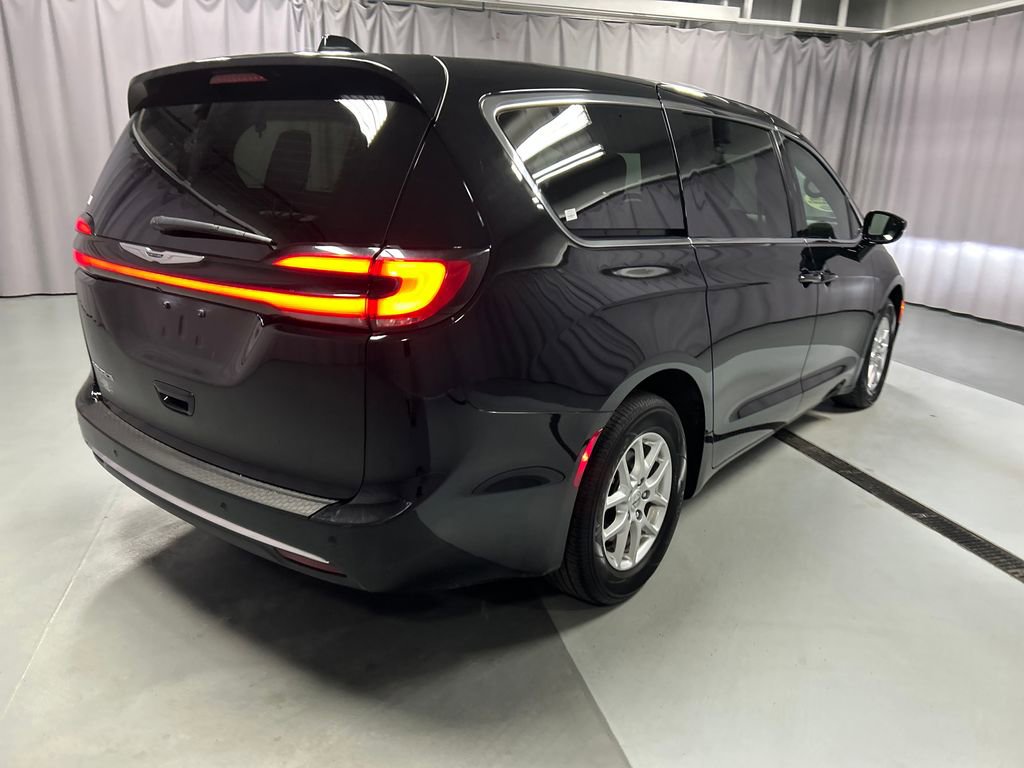 Used 2025 Chrysler Pacifica Select FWD image 7