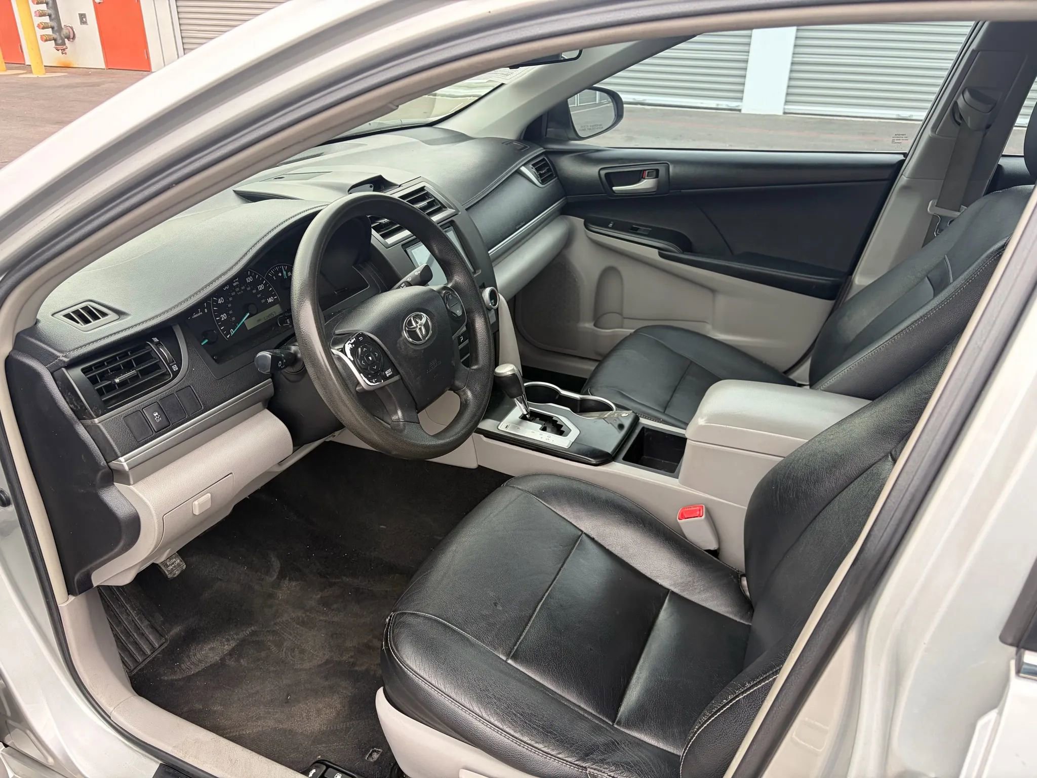 Used 2014 Toyota Camry L image 11