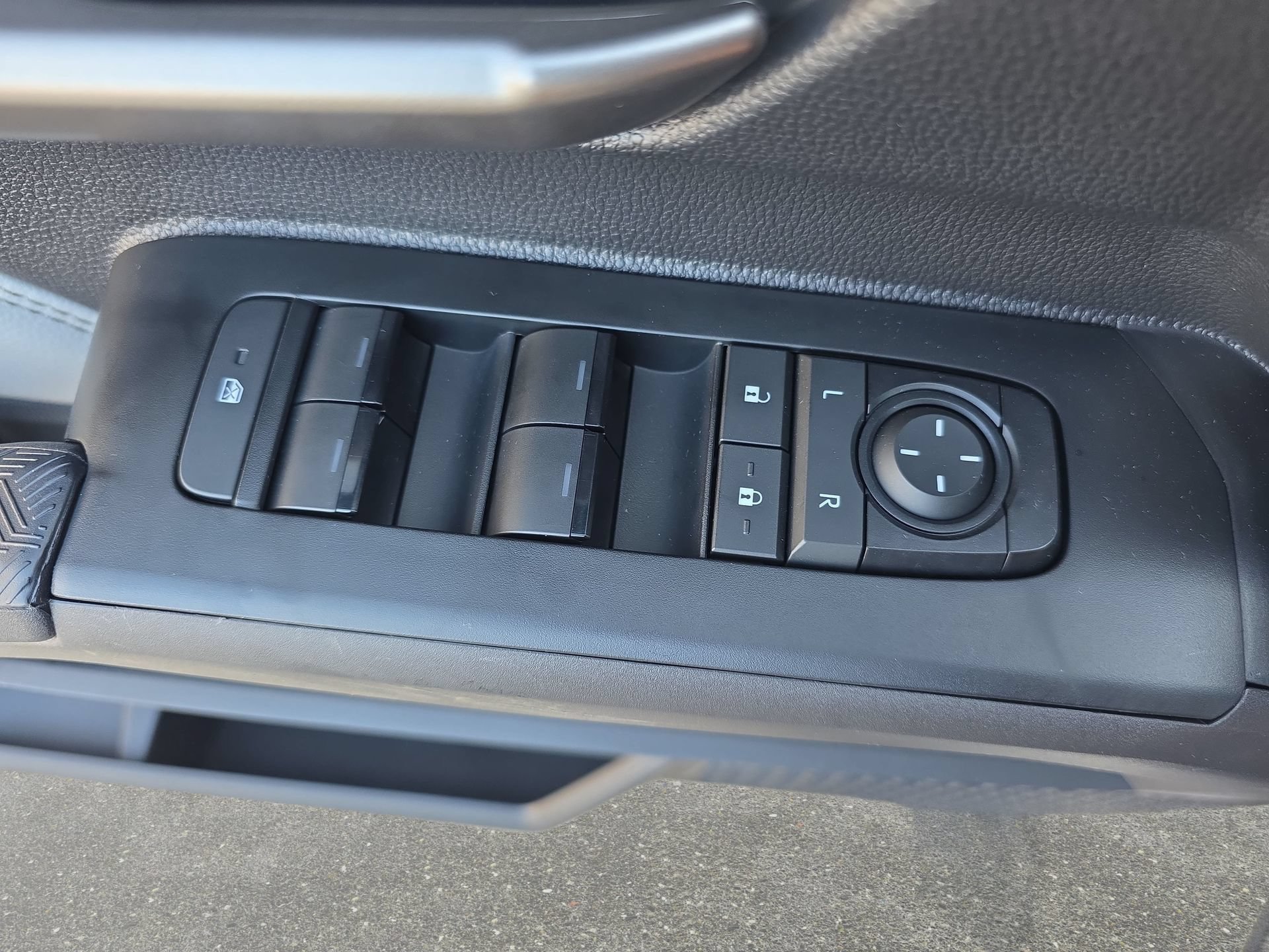 Used 2025 Toyota Tacoma Limited AWD/4WD image 26