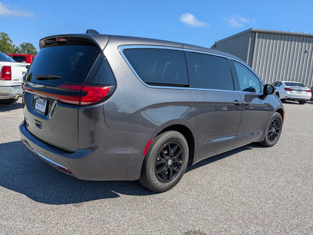 Used 2024 Chrysler Pacifica Touring-L FWD image 5