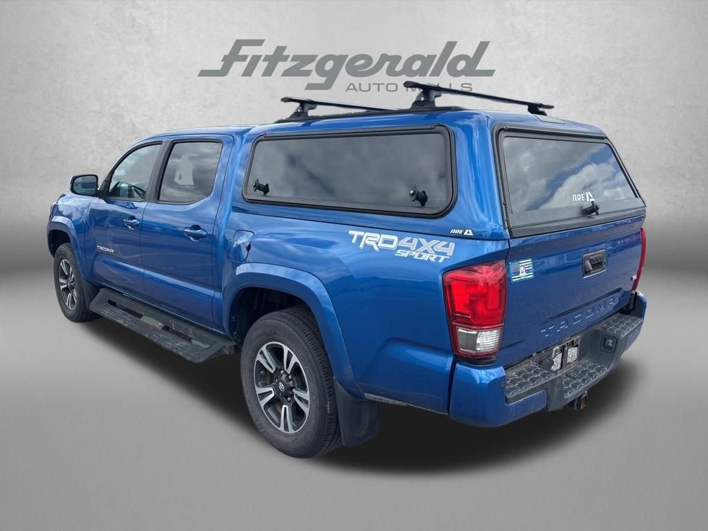 Used 2017 Toyota Tacoma TRD Sport AWD/4WD image 3