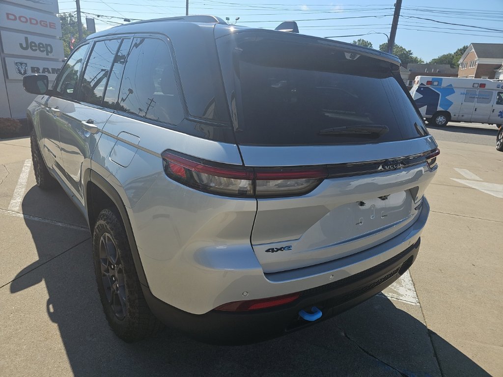 Certified 2024 Jeep Grand Cherokee Trailhawk w/ Advanced Protech Group II AWD/4WD image 14
