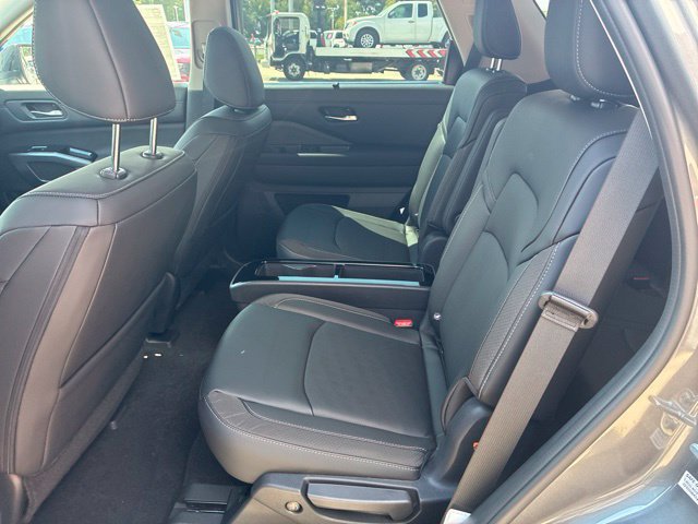 New 2026 Nissan Pathfinder SL w/ SL Premium Package FWD image 8