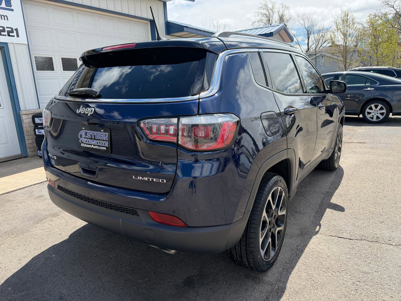 Used 2018 Jeep Compass Limited w/ Navigation Group AWD/4WD image 3