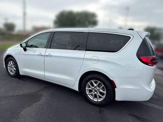 Used 2024 Chrysler Pacifica Touring-L FWD image 3