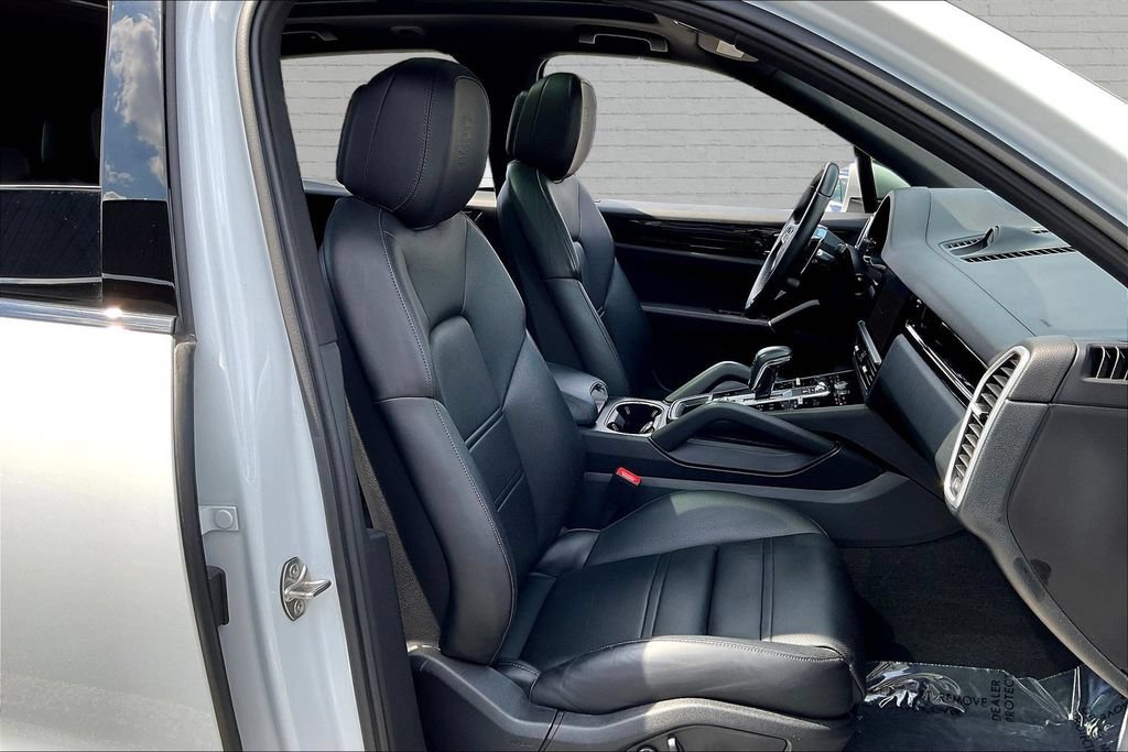 Used 2023 Porsche Cayenne w/ Premium Package AWD/4WD image 28