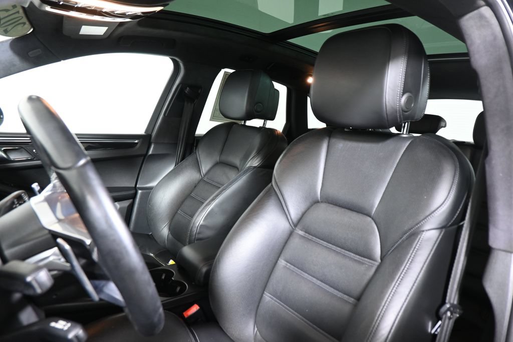 Used 2015 Porsche Macan Turbo AWD/4WD image 16