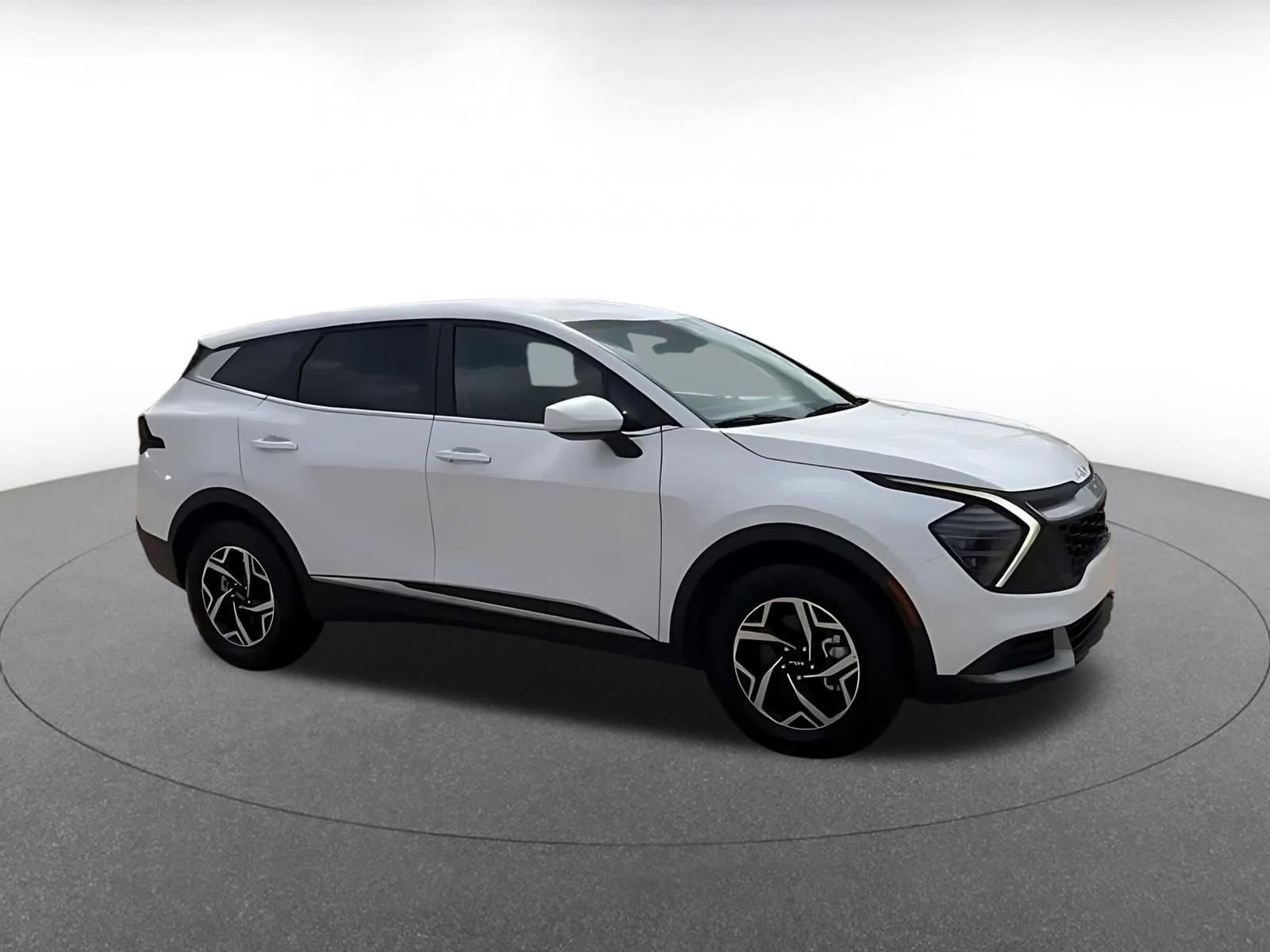 Used 2025 Kia Sportage LX image 2