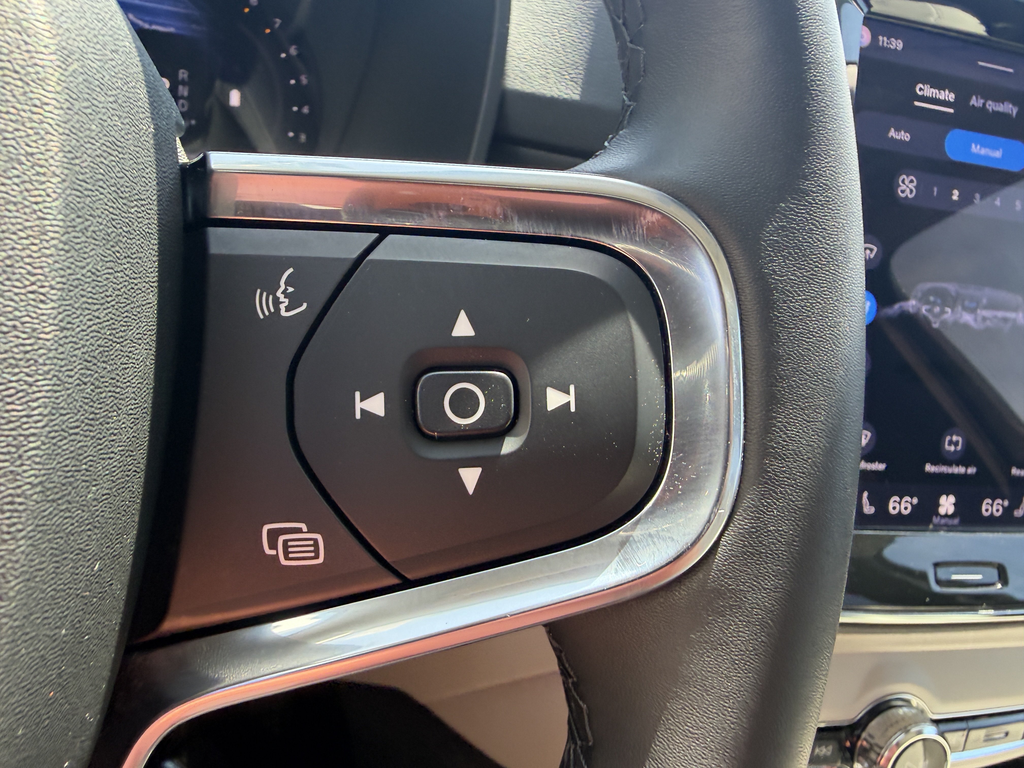 Certified 2023 Volvo XC40 B5 Ultimate w/ Protection Package Premier AWD/4WD image 29