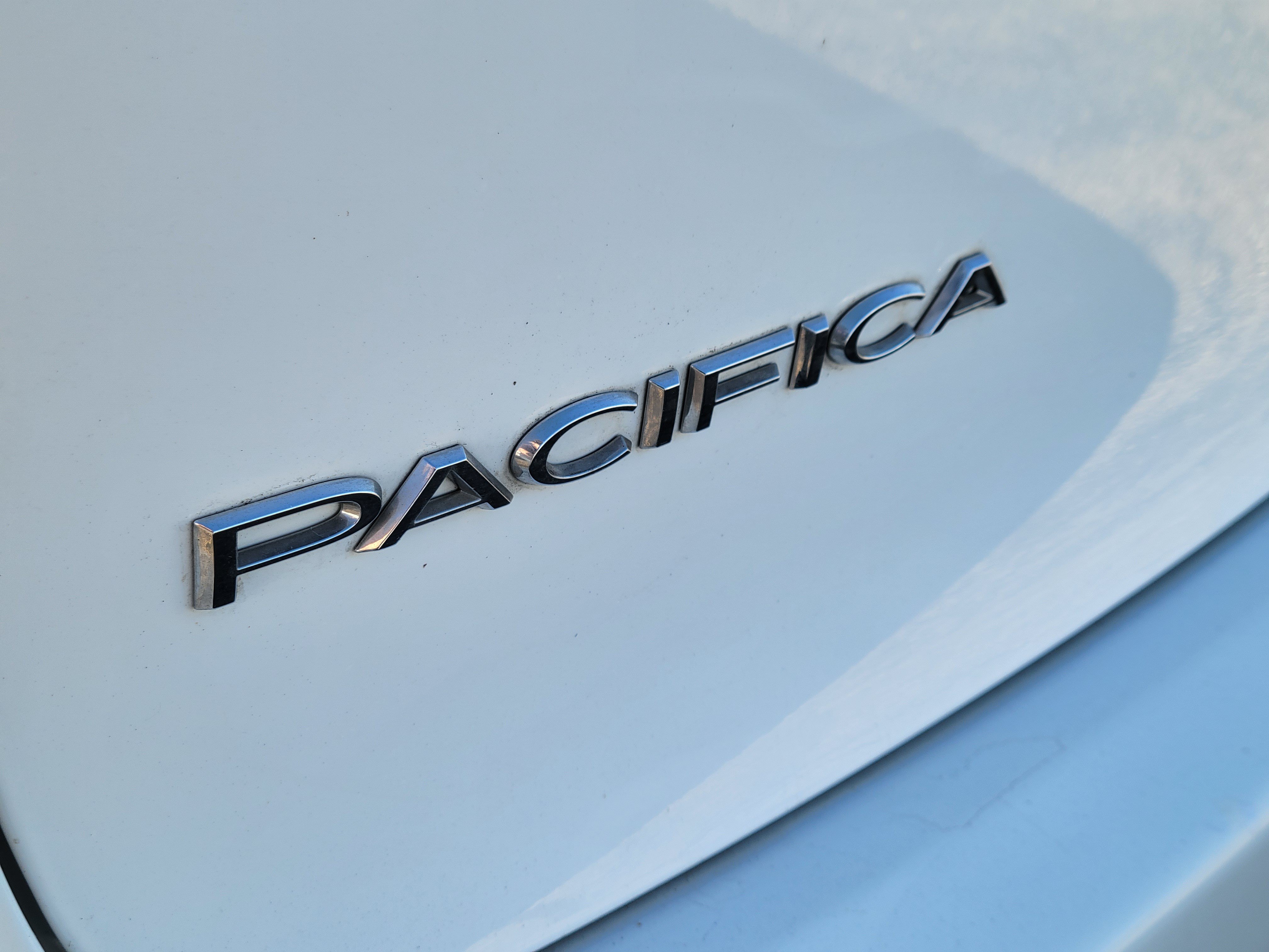 Used 2021 Chrysler Pacifica Limited w/ Uconnect Theater Family Group FWD image 22