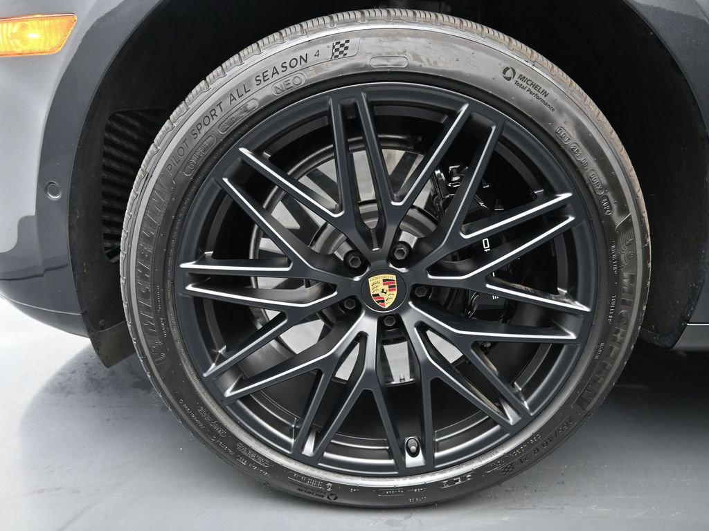Certified 2025 Porsche Macan GTS image 9