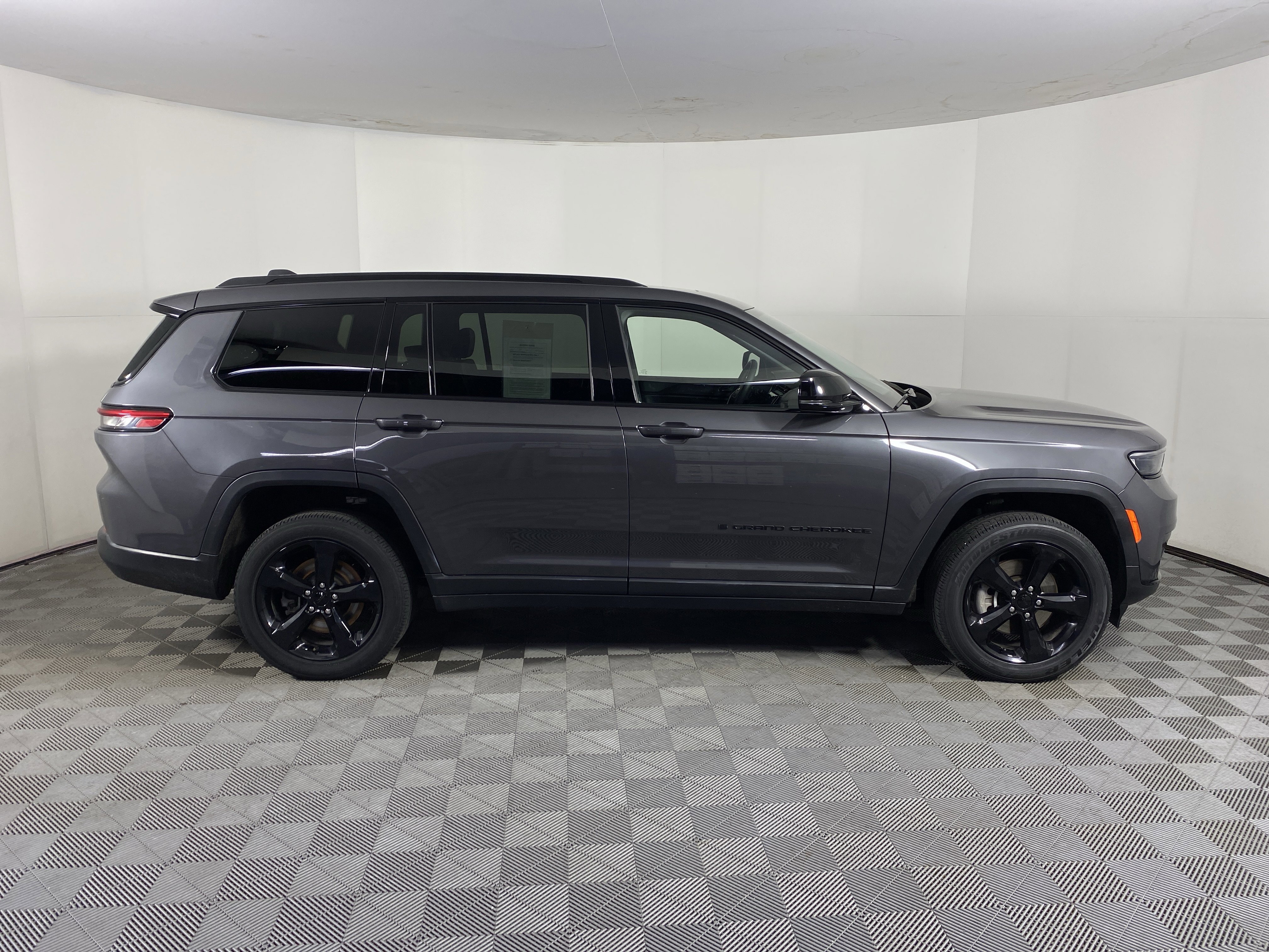 Used 2023 Jeep Grand Cherokee L Laredo image 7