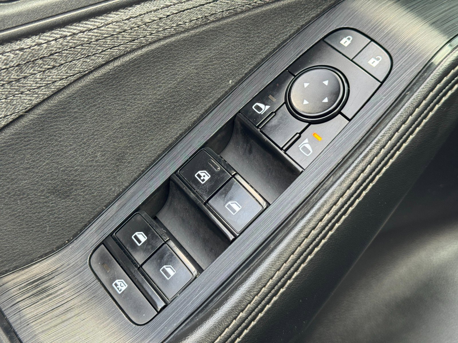 Used 2023 Nissan Rogue SV image 16