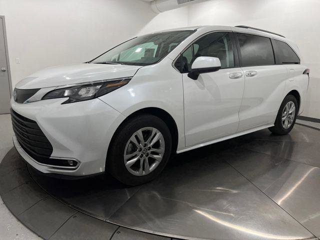 Certified 2024 Toyota Sienna XLE image 1
