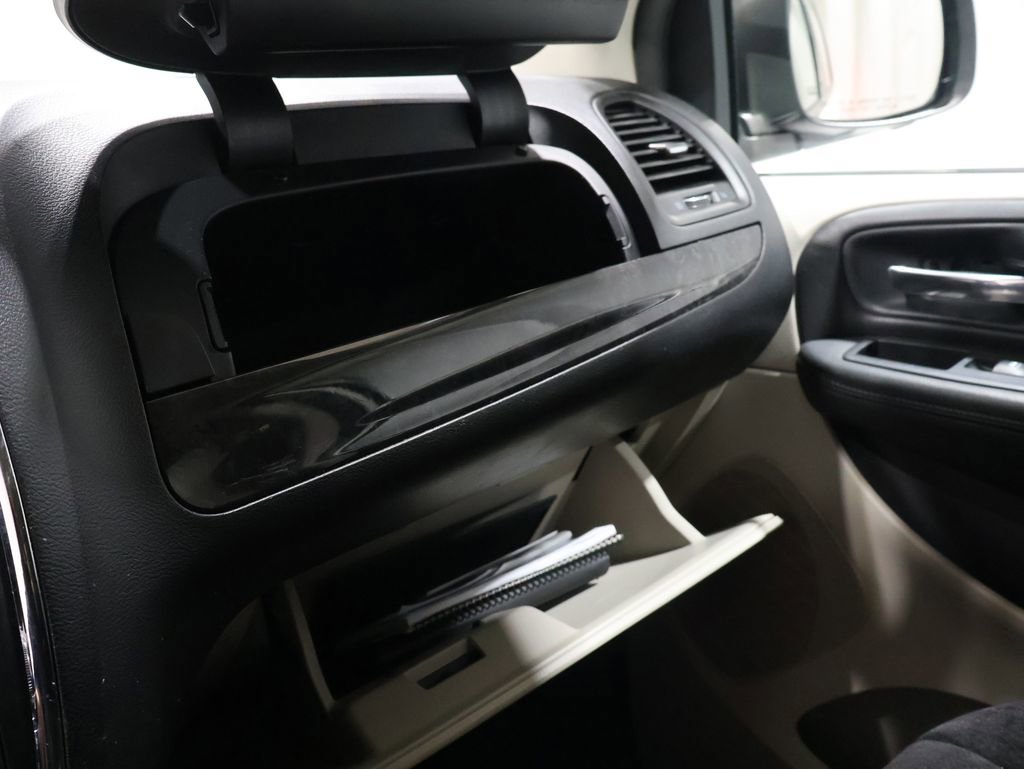 Used 2013 Dodge Grand Caravan SXT w/ UConnect Hands-Free Group image 26