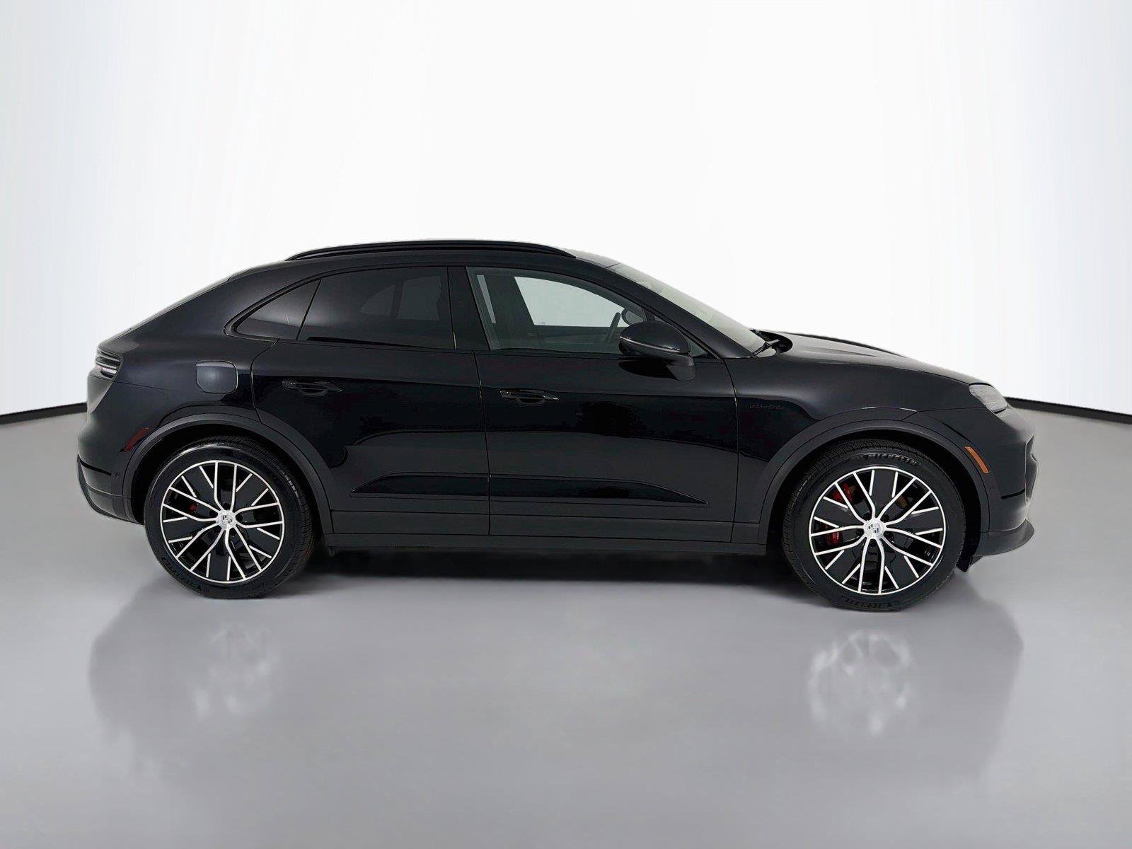 Certified 2025 Porsche Macan 4S Electric AWD/4WD image 30