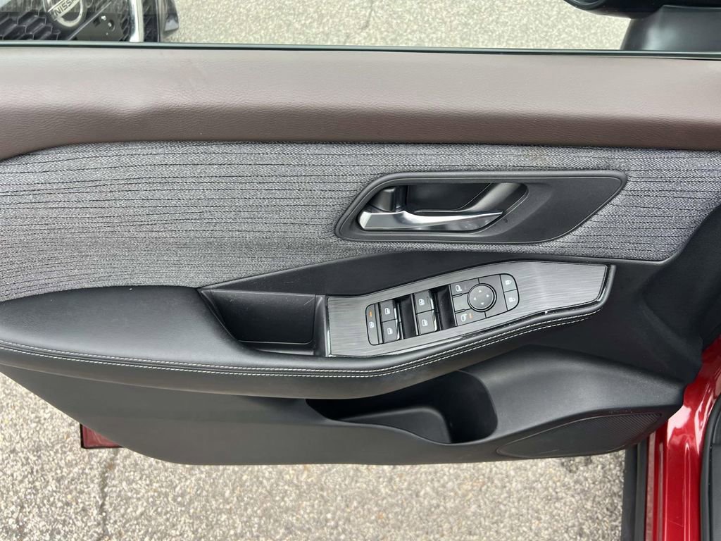 Used 2023 Nissan Rogue SV image 17