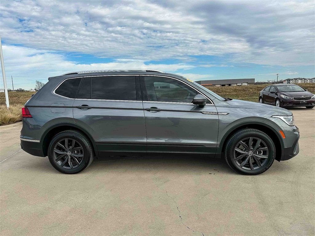 Used 2024 Volkswagen Tiguan SE image 2