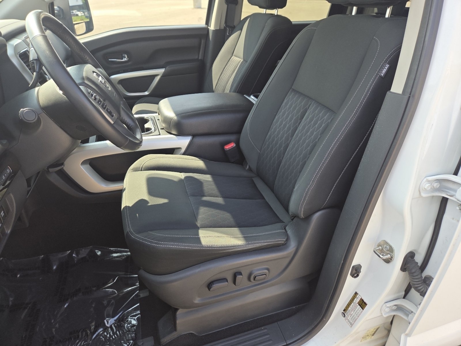 Used 2017 Nissan Titan SV AWD/4WD image 23