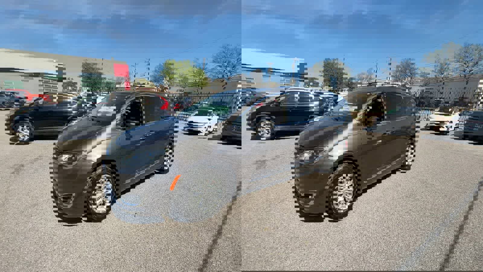 Used 2019 Chrysler Pacifica Touring-L image 4