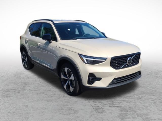 Used 2025 Volvo XC40 B5 Plus w/ Climate Package AWD/4WD image 3