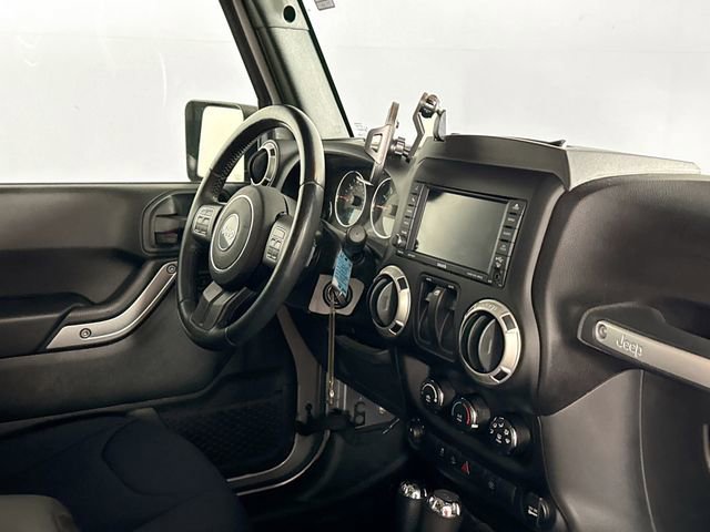 Used 2018 Jeep Wrangler Sahara w/ Connectivity Group AWD/4WD image 2