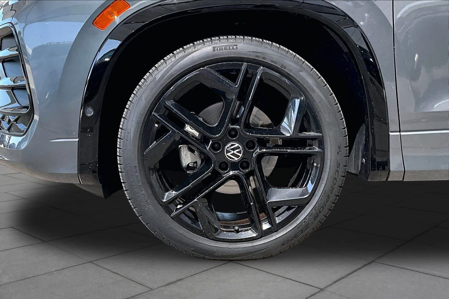 Used 2025 Volkswagen Tiguan SE R-Line FWD image 20