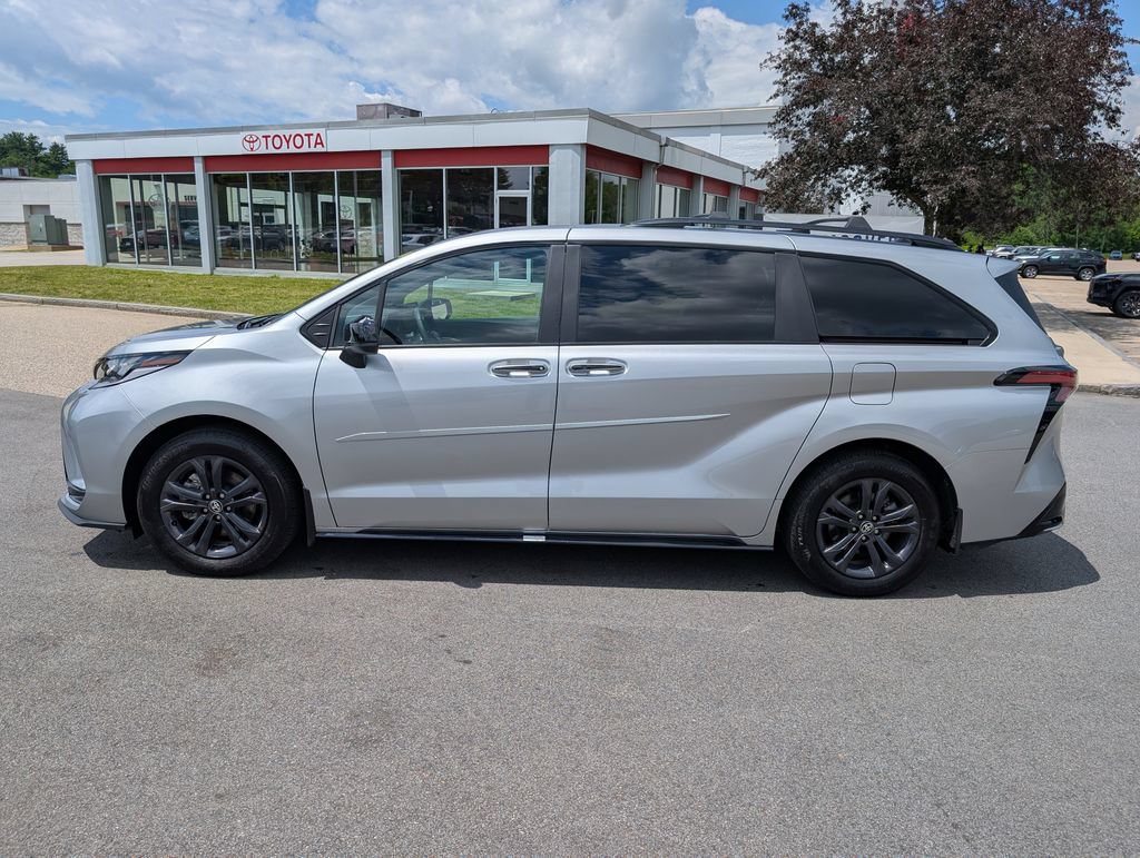 Used 2025 Toyota Sienna XSE w/ XSE Plus Package AWD/4WD image 2