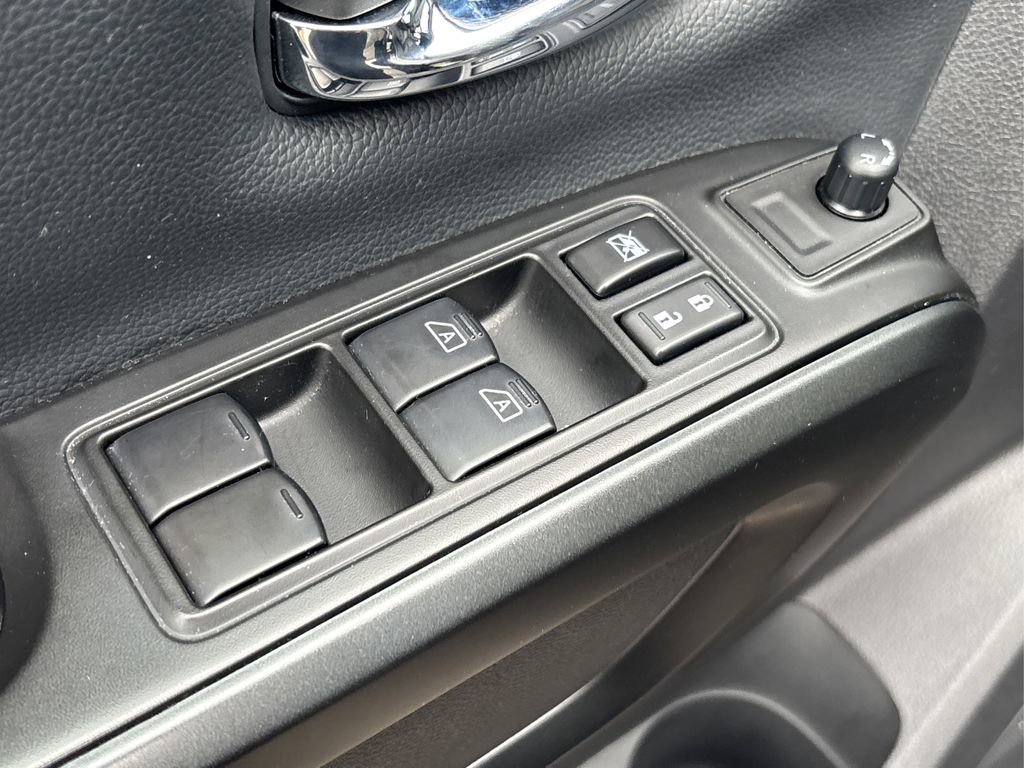 Used 2024 Nissan Titan SV w/ SV Convenience Package image 36