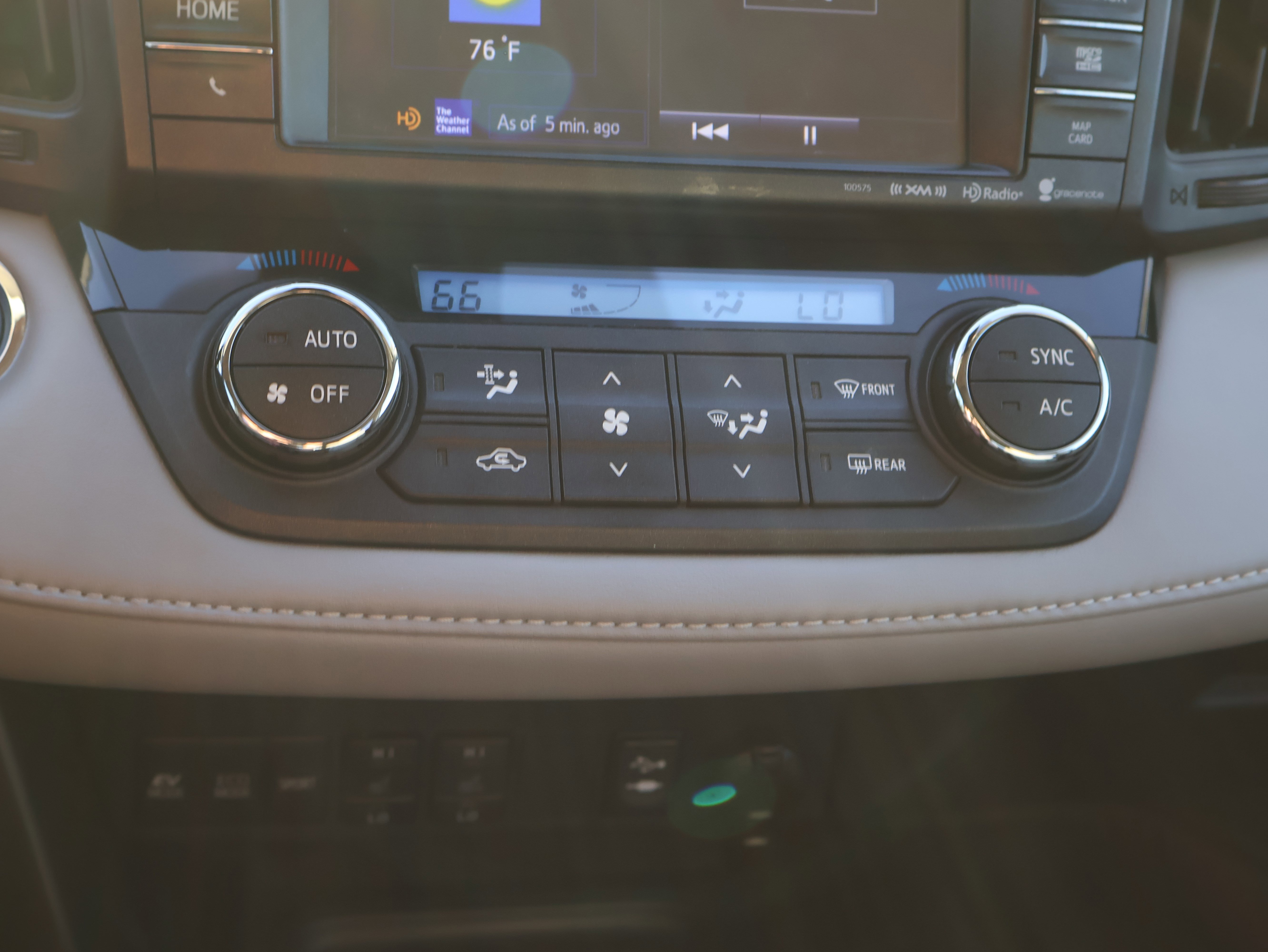 Used 2018 Toyota RAV4 Limited image 27