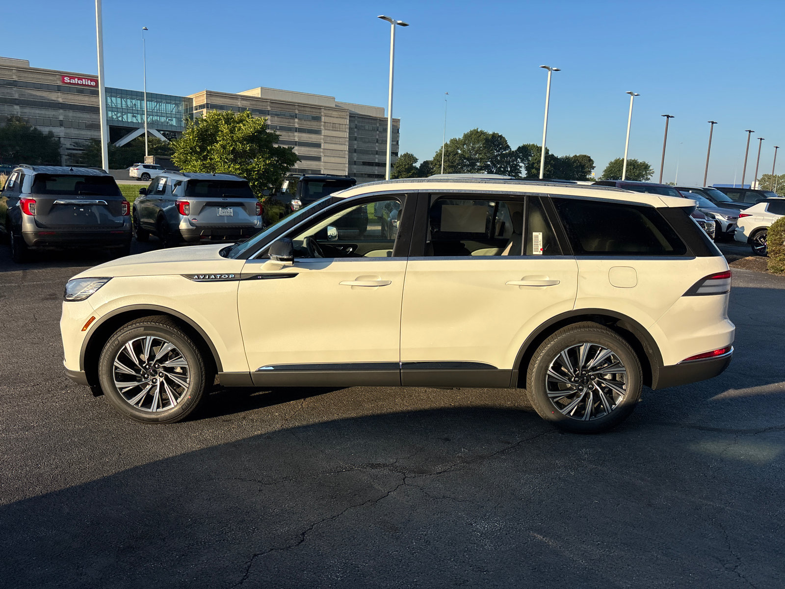 New 2027 Lincoln Aviator AWD image 4