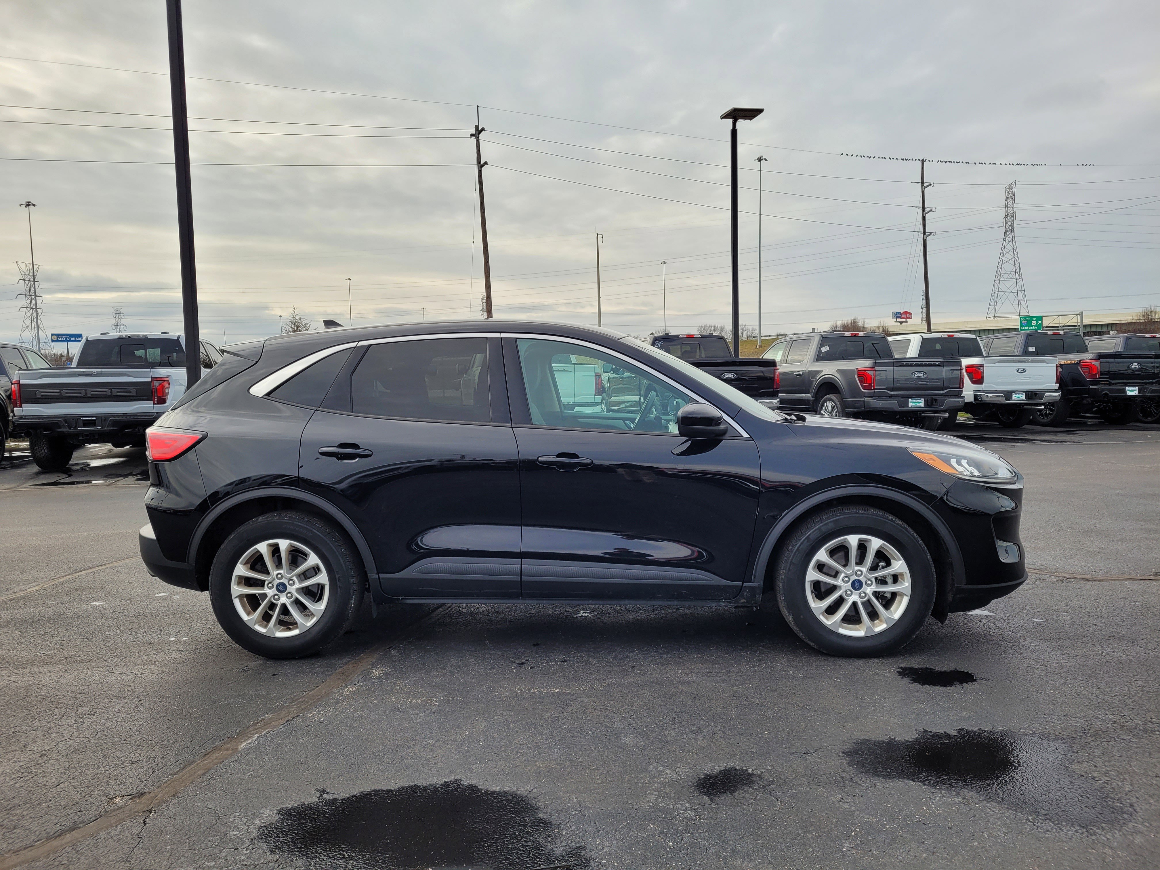 Used 2020 Ford Escape SE image 2