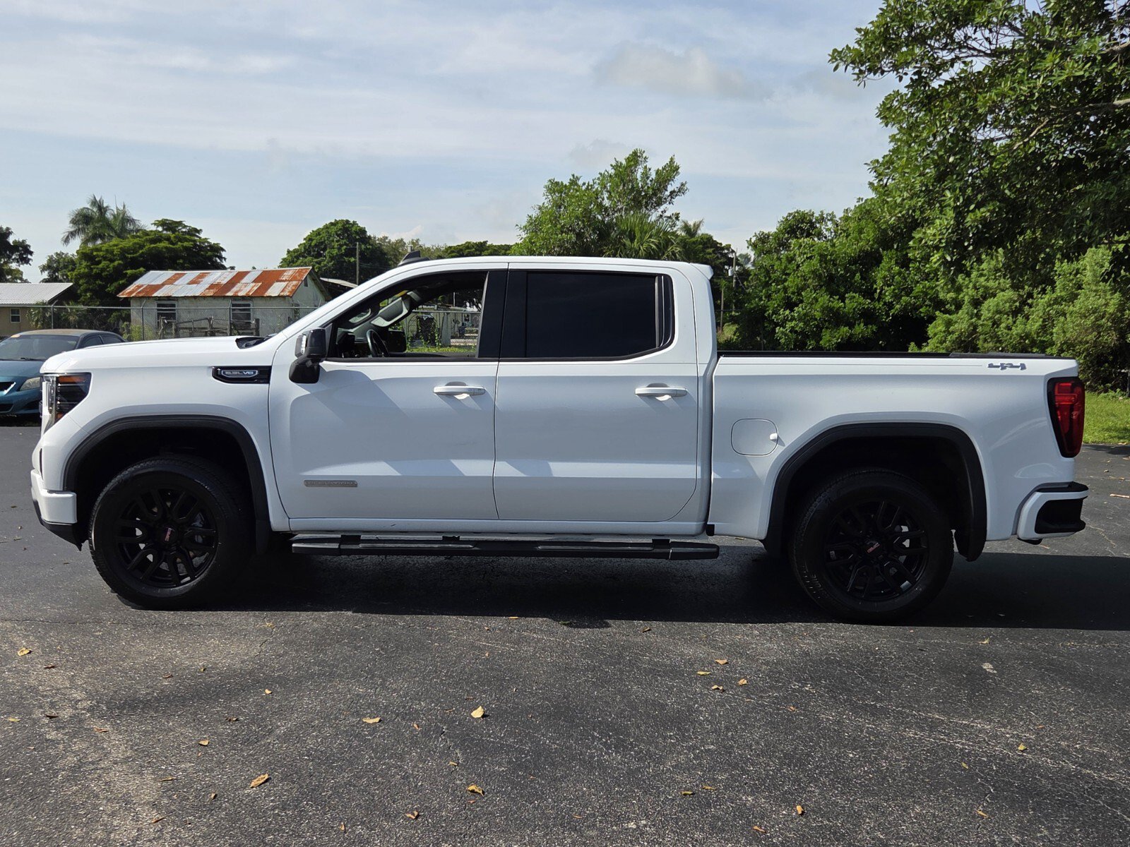 Certified 2022 GMC Sierra 1500 Elevation w/ Elevation Premium Package AWD/4WD image 2