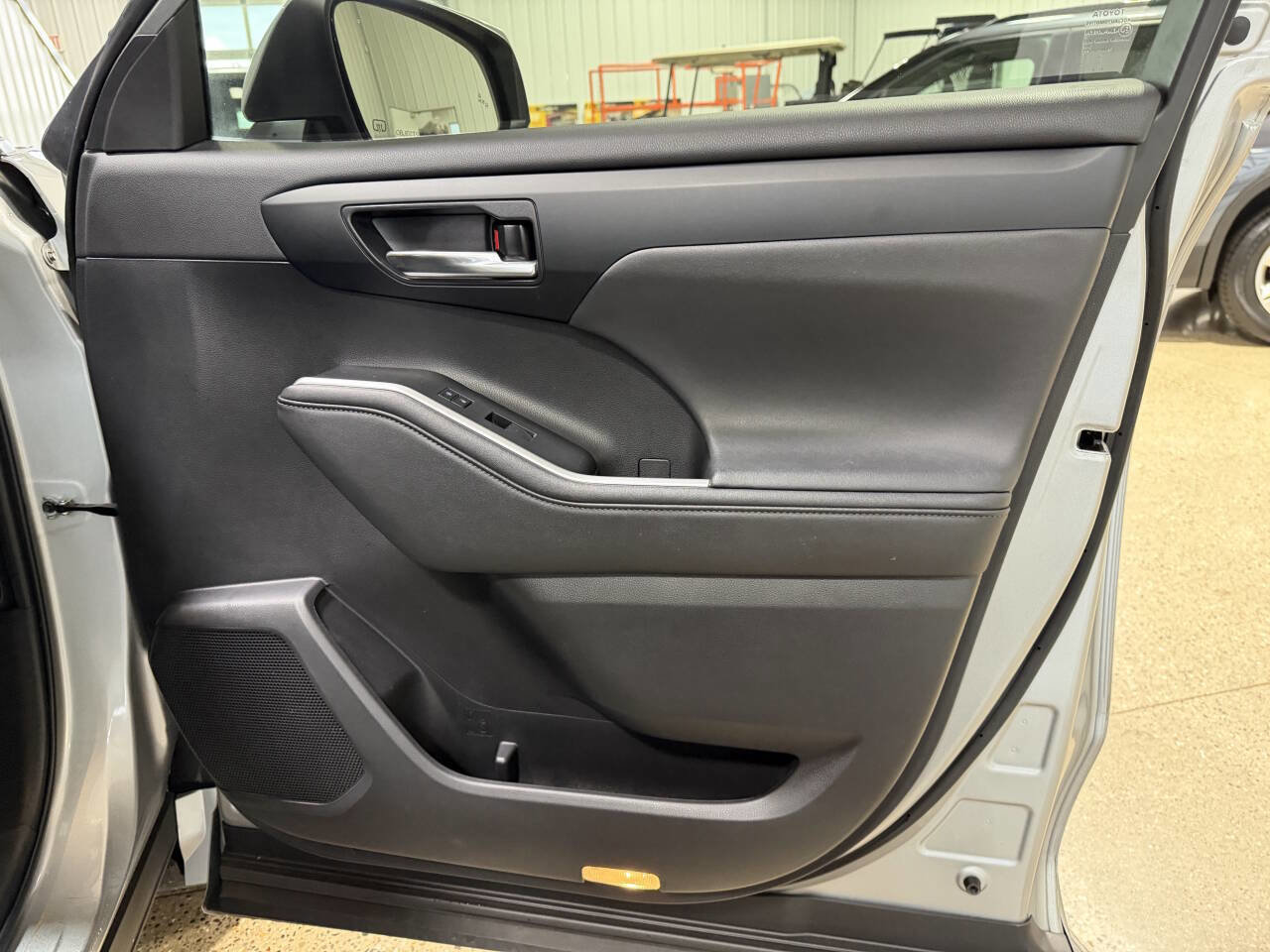 Used 2023 Toyota Highlander XLE image 7