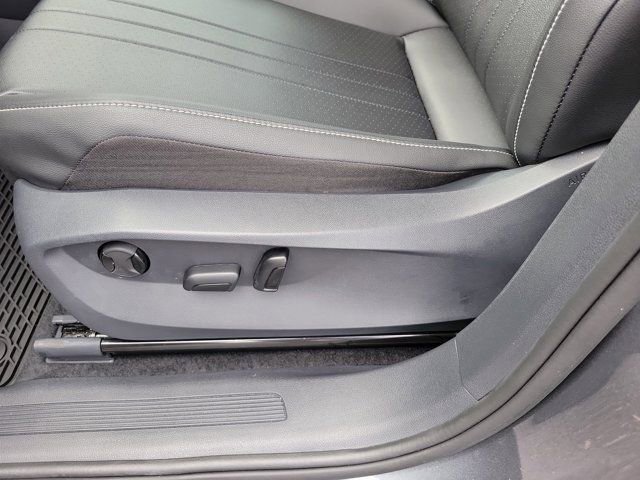 Certified 2024 Volkswagen Tiguan SE FWD image 22