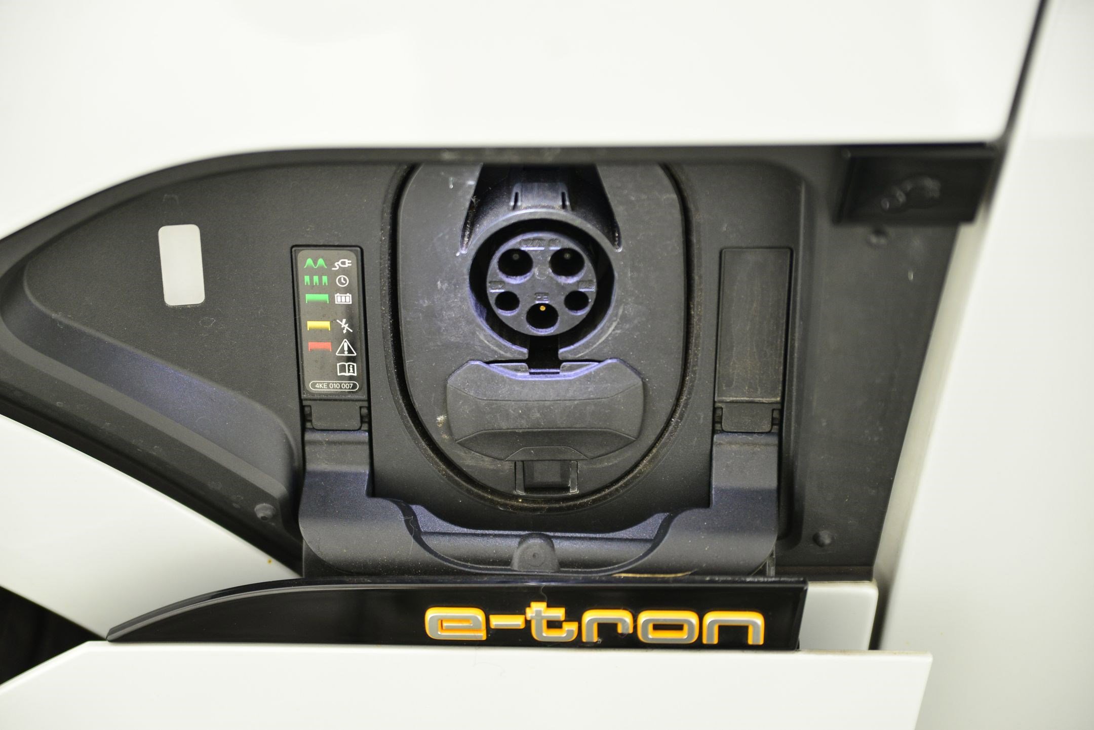 Used 2020 Audi e-tron Premium Plus image 17