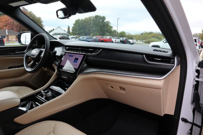 Used 2023 Jeep Grand Cherokee Limited AWD/4WD image 20
