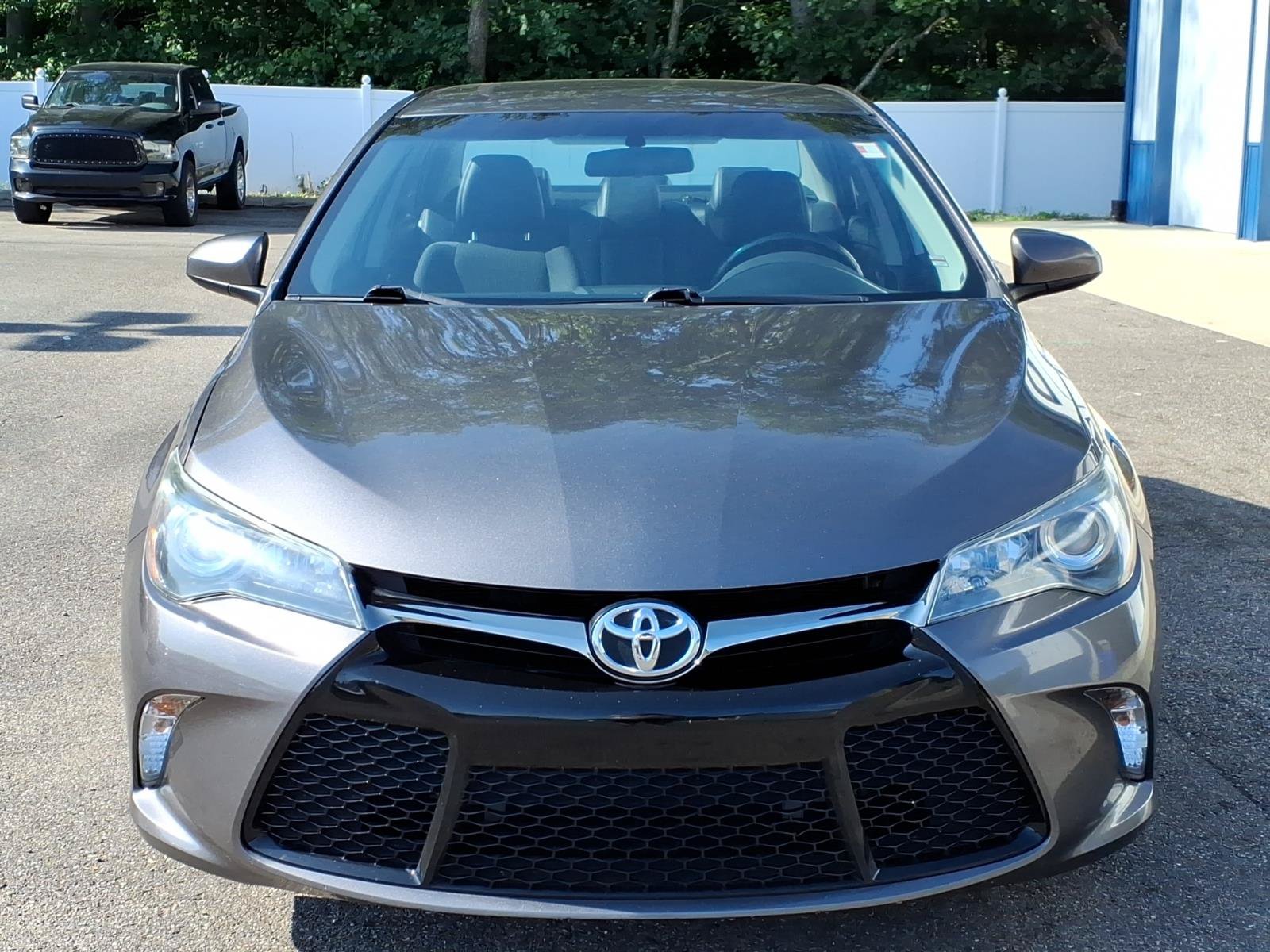 Used 2016 Toyota Camry SE FWD image 2