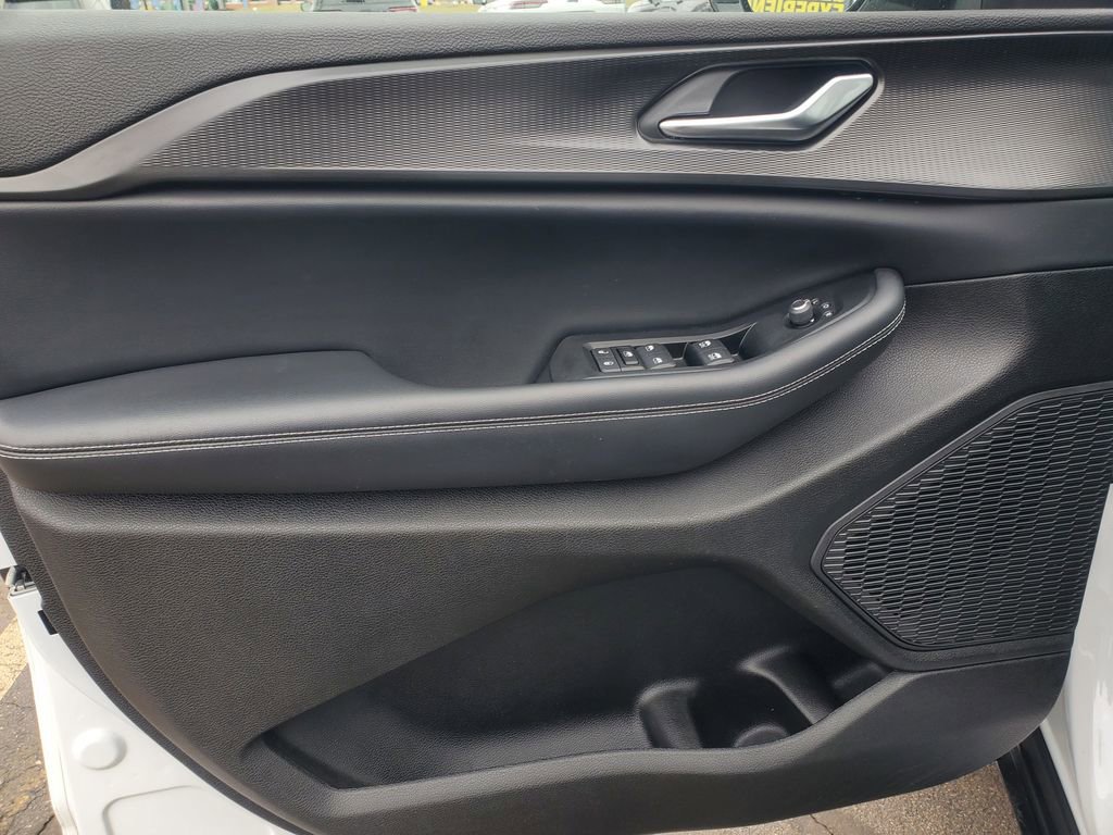 Used 2023 Jeep Grand Cherokee L Laredo image 12