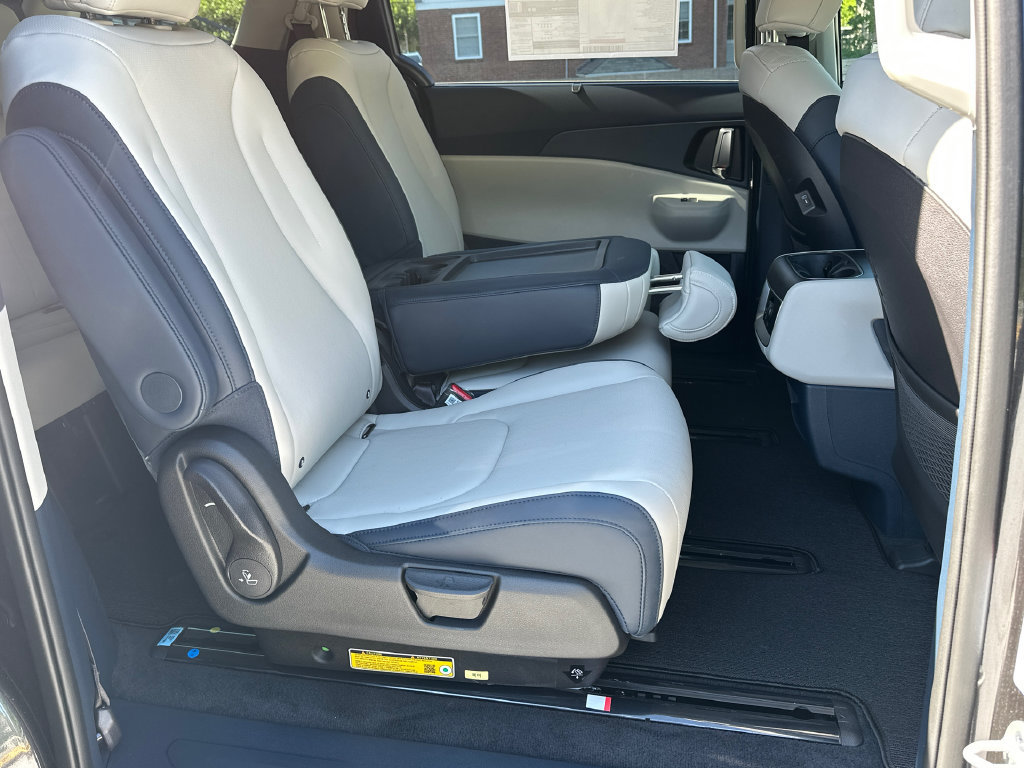 New 2026 Kia Carnival EX FWD image 14