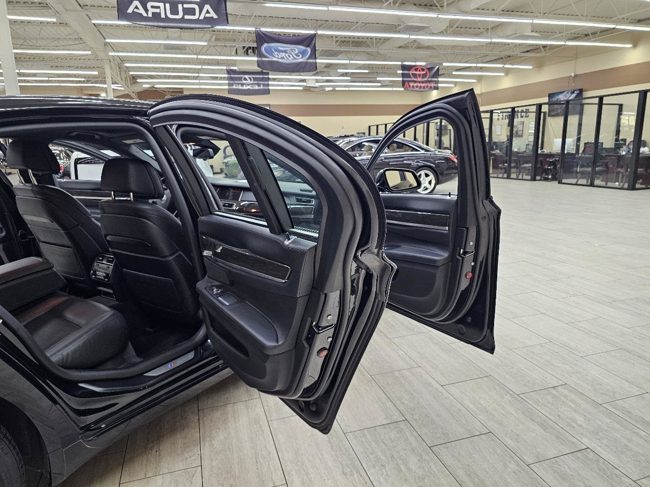Used 2015 BMW 750i w/ M Sport Edition RWD image 15