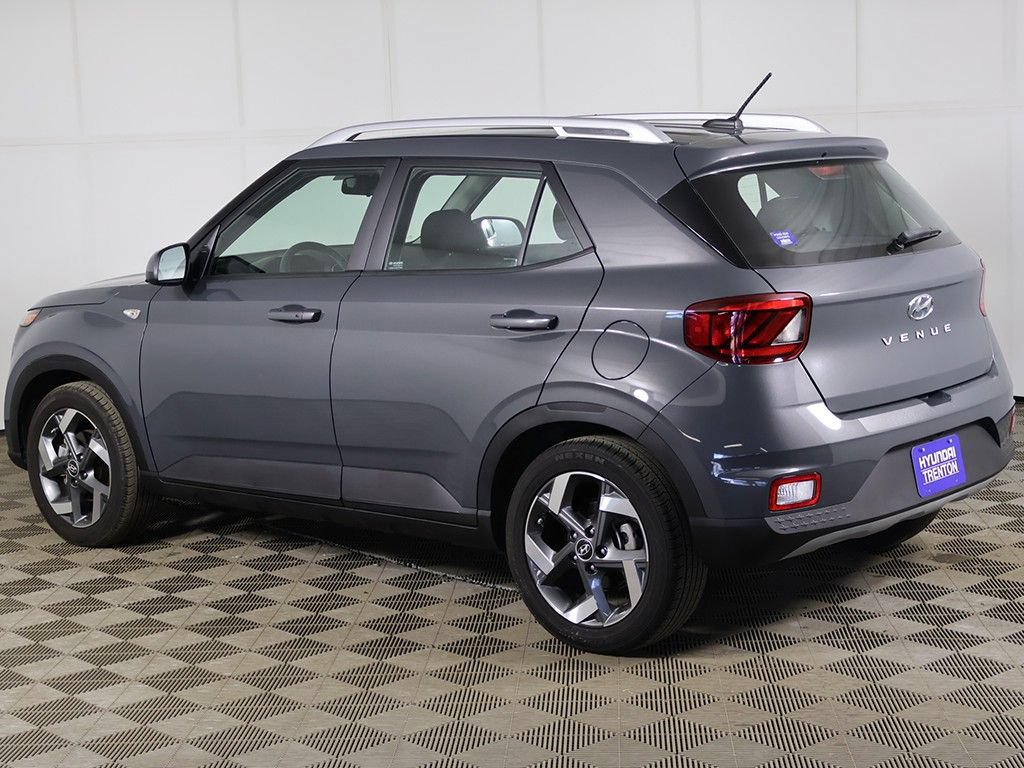 Certified 2024 Hyundai Venue SEL FWD image 8