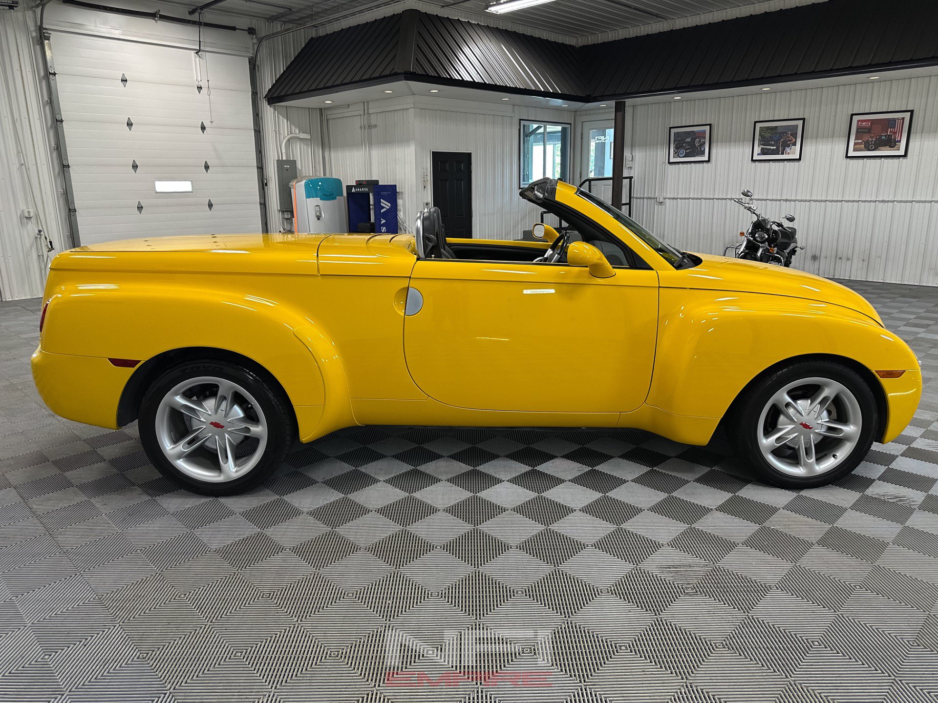 Used 2004 Chevrolet SSR w/ Preferred Equipment Group RWD image 12