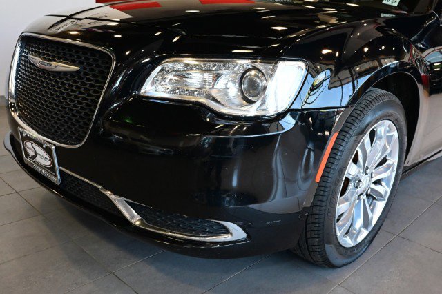 Used 2023 Chrysler 300 Touring AWD/4WD image 9