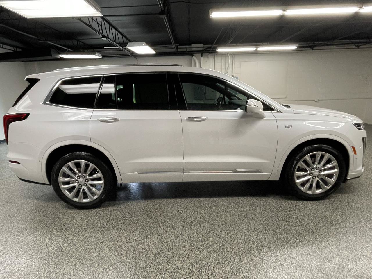 Used 2025 Cadillac XT6 Premium Luxury w/ Technology Package FWD image 5