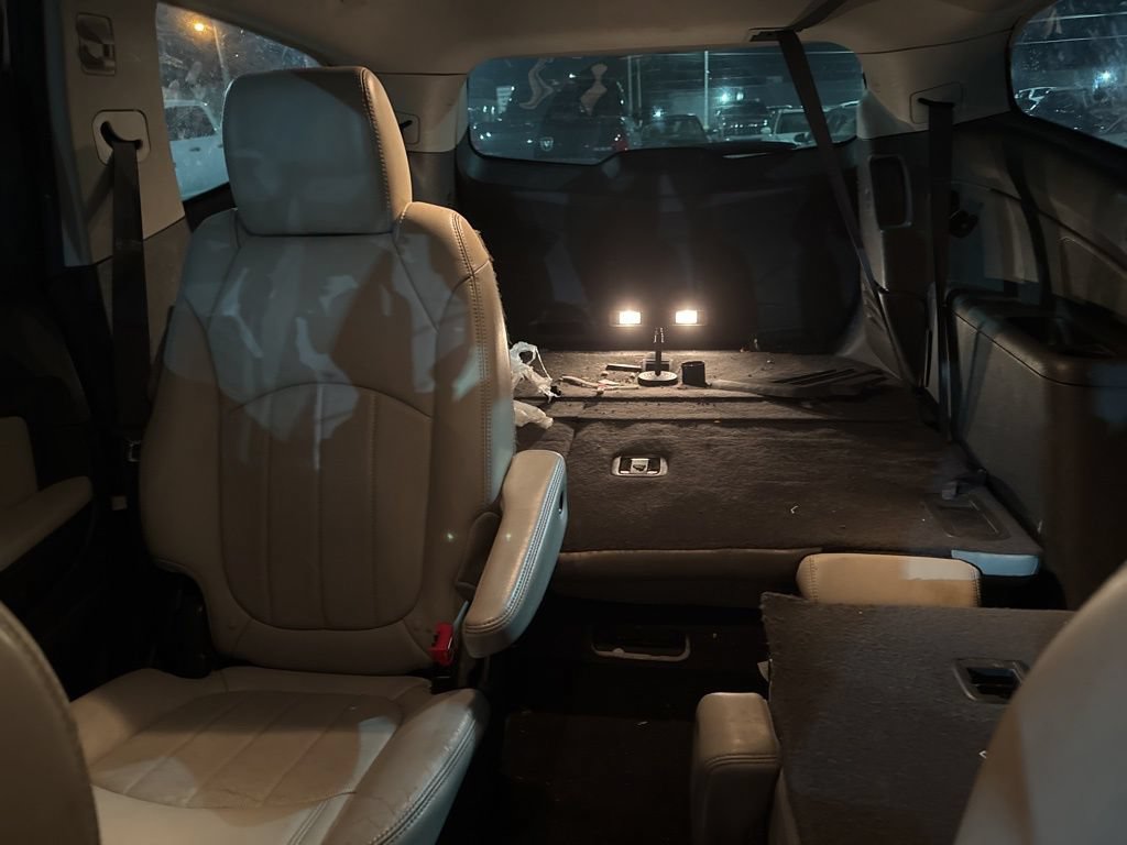 Used 2011 Chevrolet Traverse LTZ AWD/4WD image 16