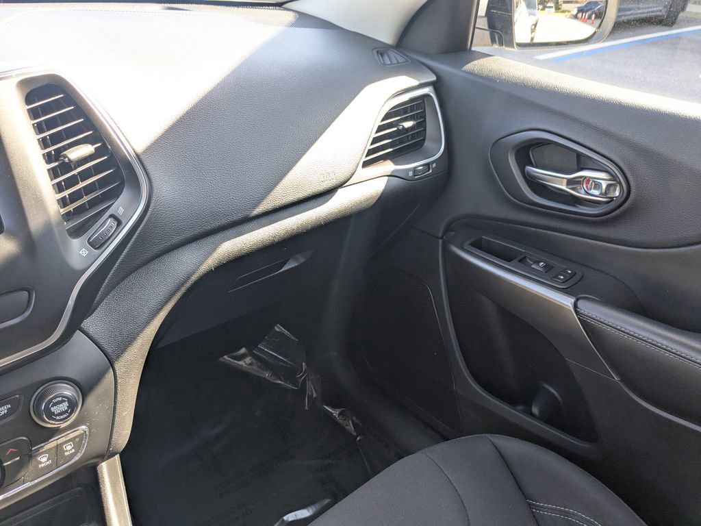 Used 2019 Jeep Cherokee Latitude w/ Popular Appearance Group image 4