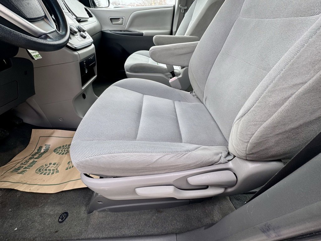 Used 2016 Toyota Sienna L image 22