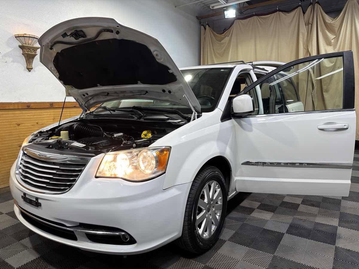 Used 2014 Chrysler Town & Country Touring FWD image 11